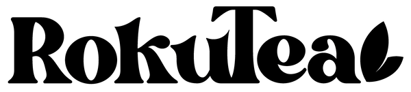 Das RokuTea Logo in schwarzer, geschwungener und dicker Schrift.