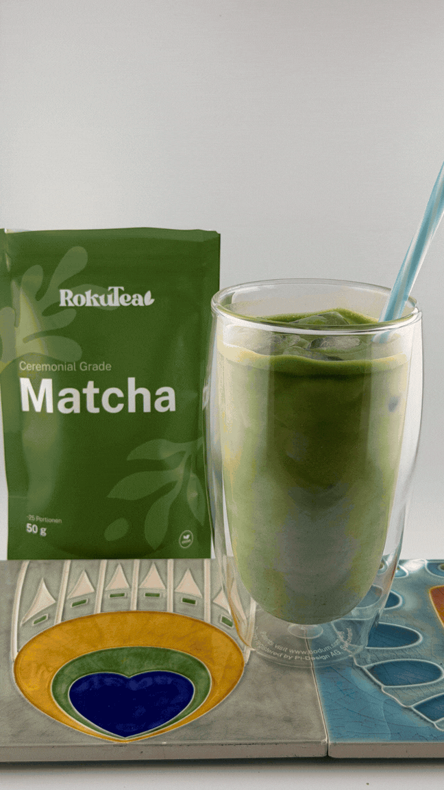 Zubereitung eines Matcha Latte: Pulver mit Wasser anrühren und mit Milch auffüllen