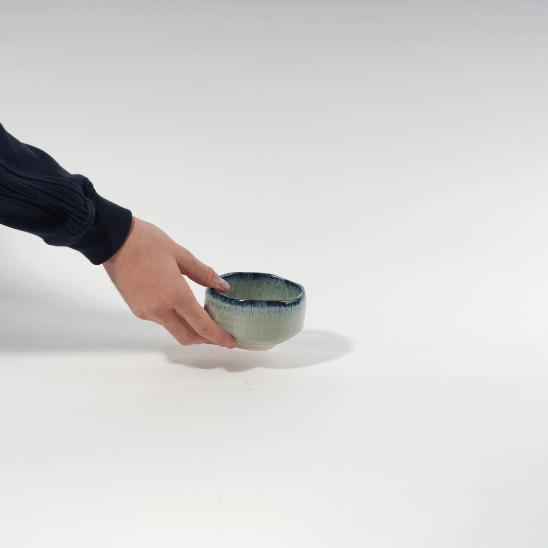 Anleitung zur Zubereitung von einem Hojicha latte. 