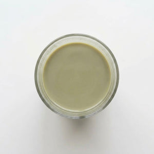 Minderwertiger Matcha: matte, gelbliche Farbe im Vergleich